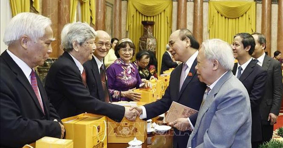 Các cựu nhà giáo truyền đạt kiến thức và kinh nghiệm, đóng góp cho sự nghiệp giáo dục-đào tạo nước nhà Các cựu nhà giáo truyền đạt kiến thức và kinh nghiệm, đóng góp cho sự nghiệp giáo dục-đào tạo nước nhà