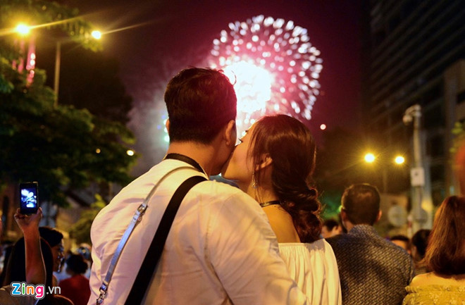 TP.HCM ban phao hoa dip Tet Duong lich hinh anh 1