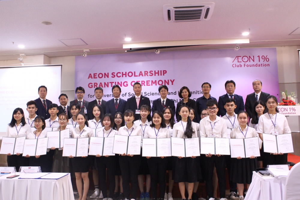 AEON granted scholarships valued 400 million VND to Vietnamese students