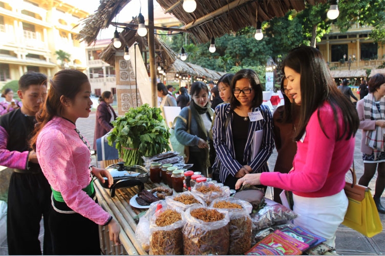 tao sinh ke va nang quyen cho phu nu dan toc thieu so