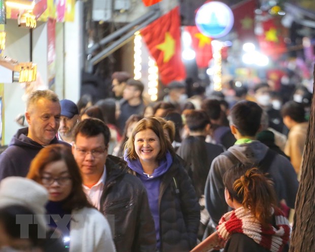 Người dân Thủ đô náo nức chờ đón thời khắc chuyển giao Năm mới 2023 hình ảnh 3 Nguoi dan Thu do nao nuc cho don thoi khac chuyen giao Nam moi 2023 hinh anh 3