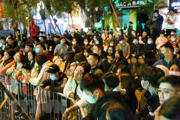 Người dân Thủ đô náo nức chờ đón thời khắc chuyển giao Năm mới 2023 hình ảnh 2 Nguoi dan Thu do nao nuc cho don thoi khac chuyen giao Nam moi 2023 hinh anh 2