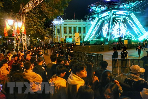 Người dân Thủ đô náo nức chờ đón thời khắc chuyển giao Năm mới 2023 hình ảnh 1 Nguoi dan Thu do nao nuc cho don thoi khac chuyen giao Nam moi 2023 hinh anh 1