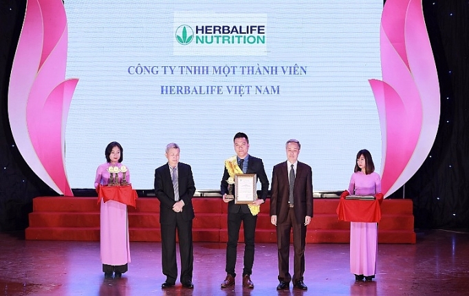 Herbalife liên tục nhận giải thưởng “Sản phẩm vàng vì sức khỏe cộng đồng” herbalife lien tuc nhan giai thuong san pham vang vi suc khoe cong dong