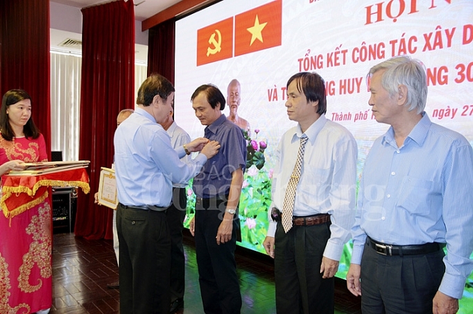 trao tang huy hieu dang dot 322019 cho cac dang vien tron tuoi dang