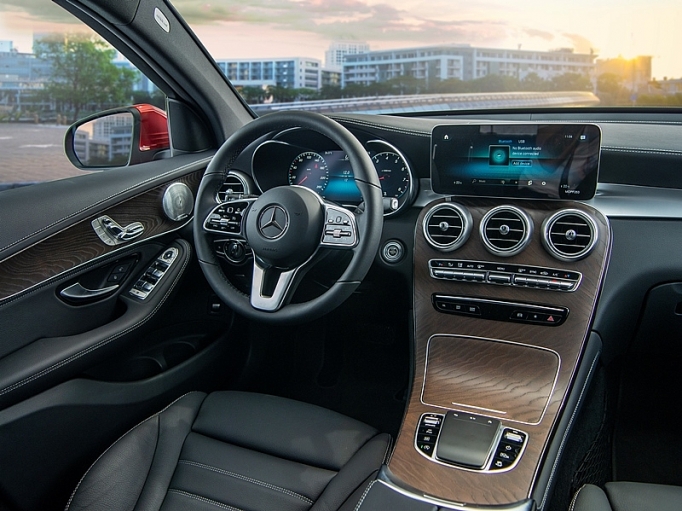 mercedes benz viet nam gioi thieu phien ban moi cua mau xe the thao da dung hang sang
