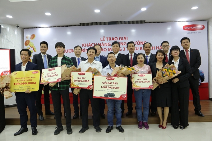 dai ichi life viet nam trao giai cho khach hang trung thuong chuong trinh chao mung 3 trieu khach hang