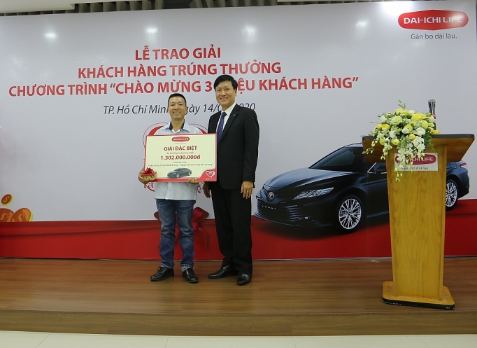 dai ichi life viet nam trao giai cho khach hang trung thuong chuong trinh chao mung 3 trieu khach hang