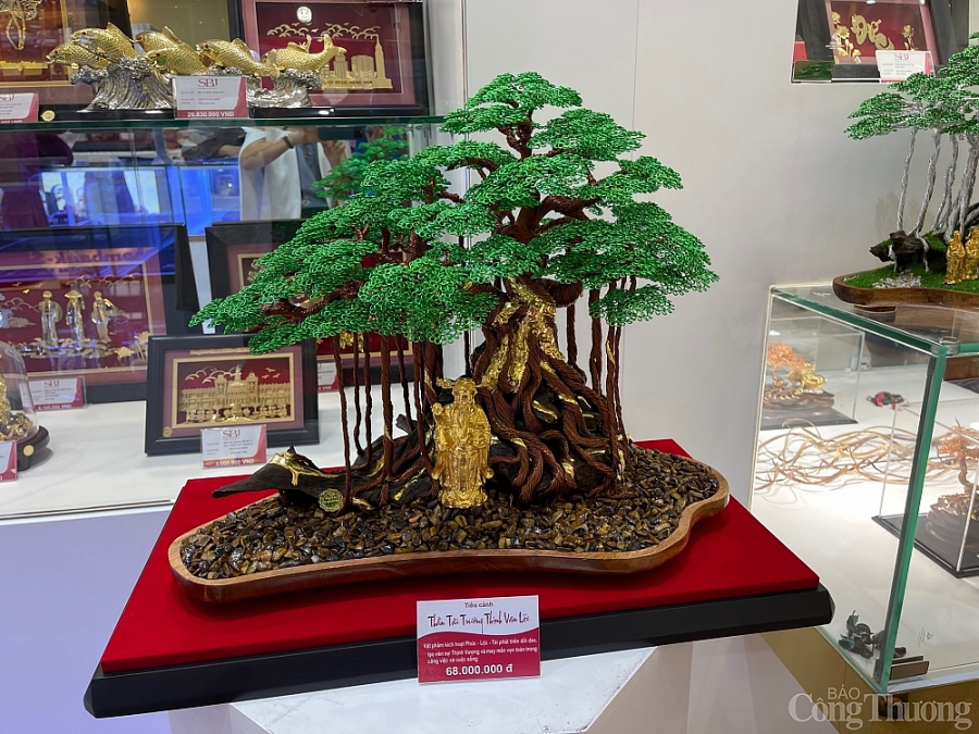 Người dân đeo khẩu trang, xếp hàng chờ tới lượt mua vàng ngày Thần tài Người dân đeo khẩu trang, xếp hàng chờ tới lượt mua vàng ngày Thần tài