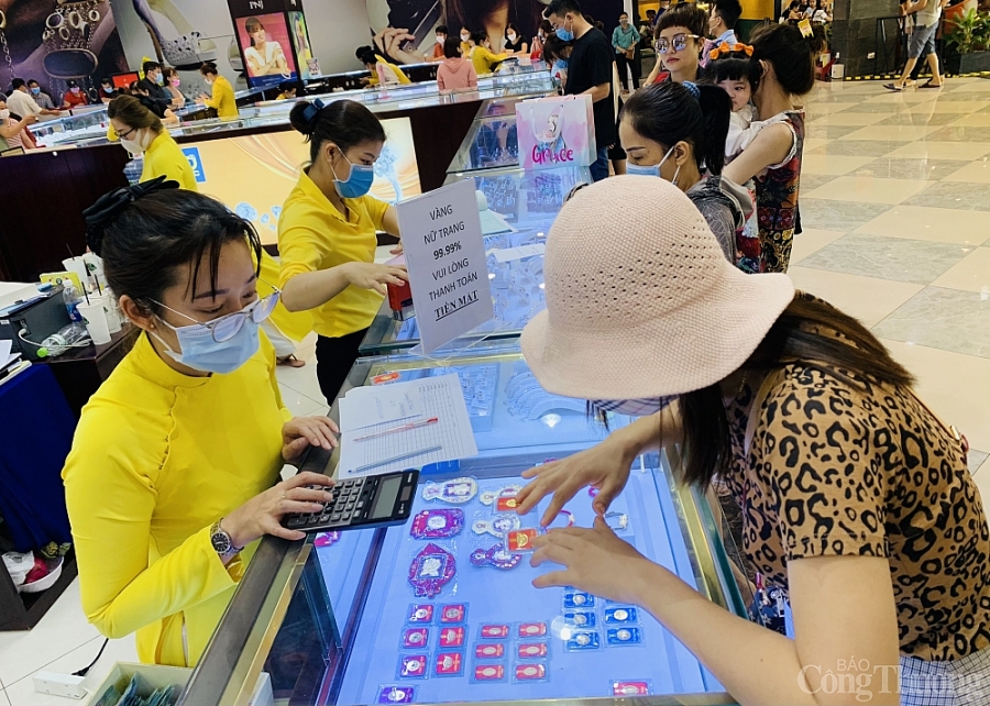 Người dân đeo khẩu trang, xếp hàng chờ tới lượt mua vàng ngày Thần tài Người dân đeo khẩu trang, xếp hàng chờ tới lượt mua vàng ngày Thần tài