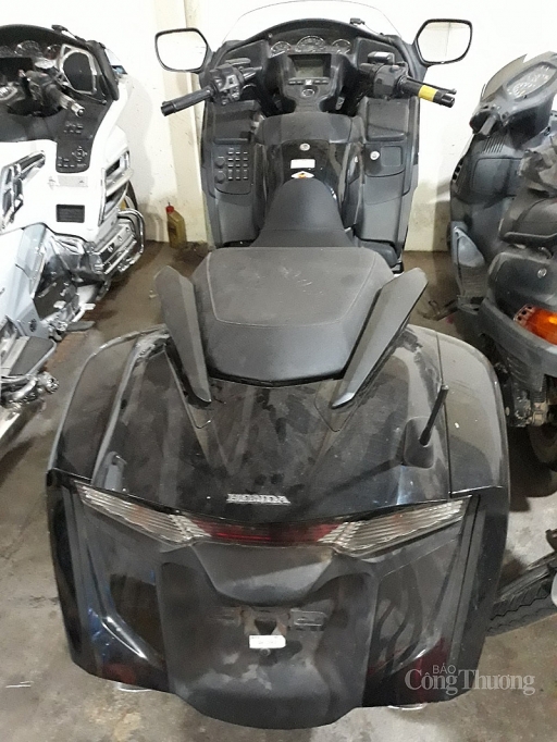 long an kiem che thuoc la lau thu giu mo to khung tuon qua bien gioi