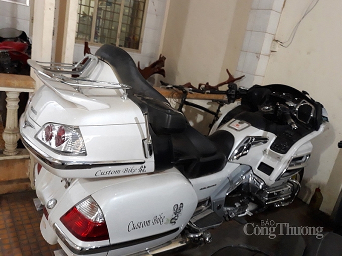 long an kiem che thuoc la lau thu giu mo to khung tuon qua bien gioi