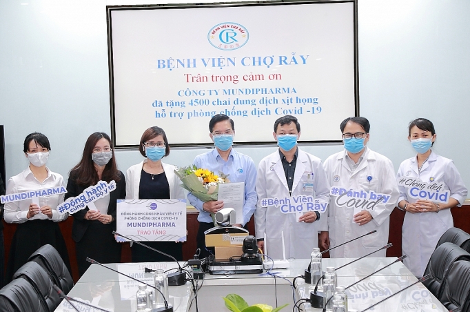 Mundipharma tặng hơn 35.000 chai thuốc xịt họng cho 70 bệnh viện trên toàn quốc mundipharma tang hon 35000 chai thuoc xit hong cho 70 benh vien tren toan quoc