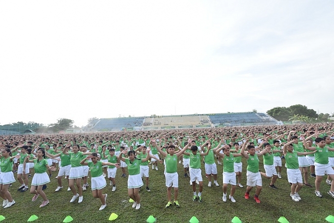 Màn đồng diễn thể dục của học sinh Vĩnh Long đạt kỉ lục Guinness Việt Nam man dong dien the duc cua hoc sinh vinh long dat ki luc guinness viet nam