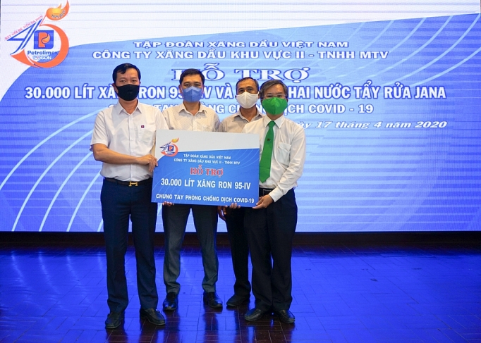 Petrolimex Sài Gòn trao tặng 30.000 lít xăng hỗ trợ chống dịch COVID-19 petrolimex sai gon trao tang 30000 lit xang ho tro chong dich covid 19