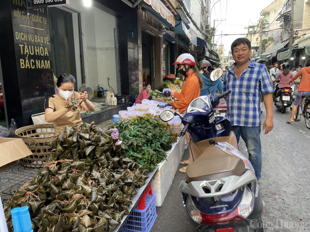 Thị trường Tết Đoan ngọ tại TP. Hồ Chí Minh nhộn nhịp, giá ổn định
