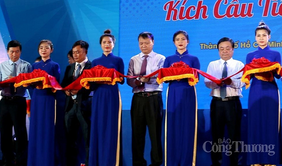 Kích cầu nội địa tạo nền tảng cho phát triển kinh tế kich cau noi dia tao nen tang cho phat trien kinh te