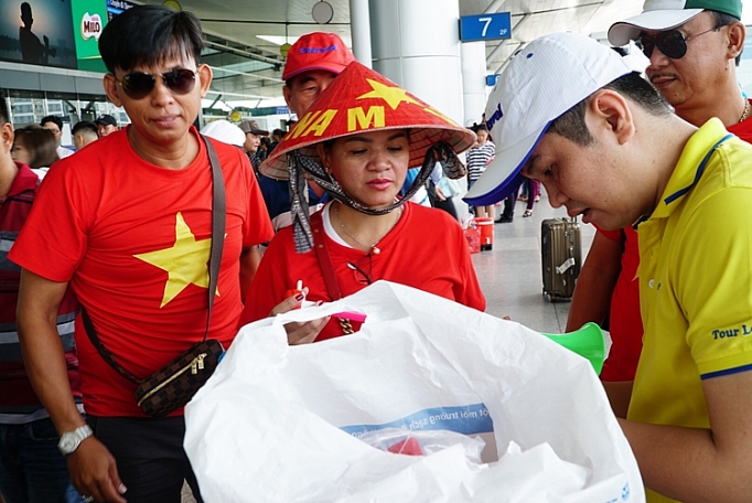 Người hâm mộ lên đường “tiếp lửa” cho tuyển Olympic Việt Nam nguoi ham mo len duong tiep lua cho tuyen olympic viet nam