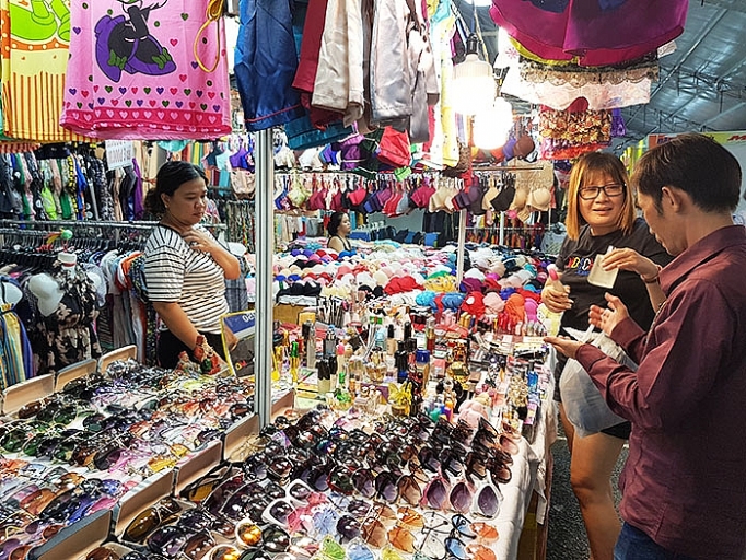 hoi cho khuyen mai 2018 diem den mua sam hang viet giam gia cho nguoi dan tp ho chi minh