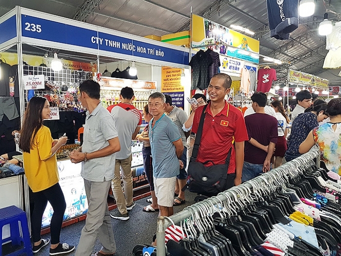 hoi cho khuyen mai 2018 diem den mua sam hang viet giam gia cho nguoi dan tp ho chi minh
