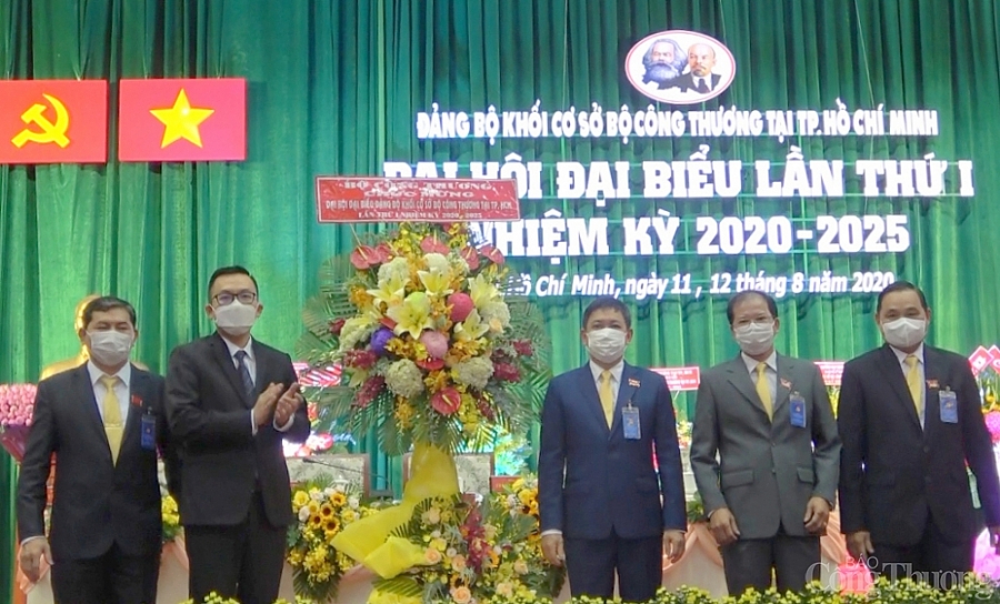 undefined 4825-dai-dien-cuc-cong-tac-phia-nam-tang-hoa-chuc-mung