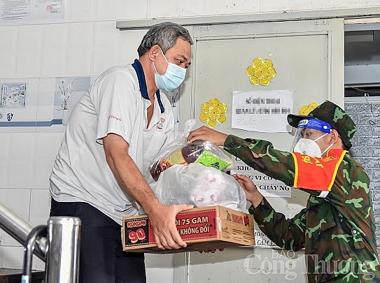 Bộ đội đi từng ngõ, gõ từng nhà đưa thực phẩm tới người dân TP. Hồ Chí Minh