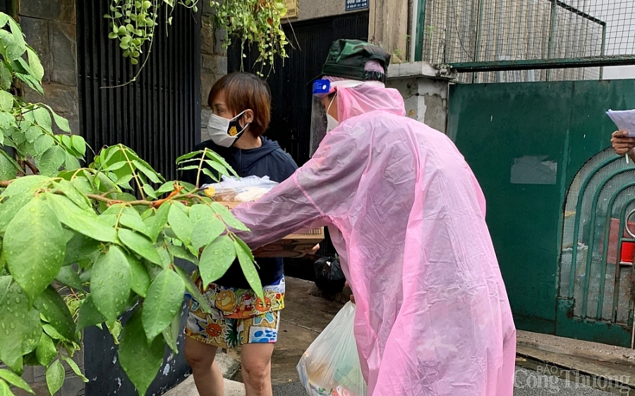 Bộ đội đi từng ngõ, gõ từng nhà đưa thực phẩm tới người dân TP. Hồ Chí Minh