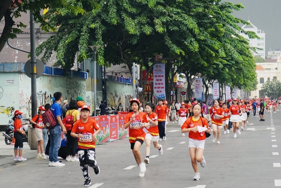 Đồng diễn flashmob “Vũ điệu yêu thương Lofkun” của 3.000 em nhỏ lập kỷ lục Việt Nam Đồng diễn flashmob “Vũ điệu yêu thương Lofkun” của 3.000 em nhỏ lập kỷ lục Việt Nam