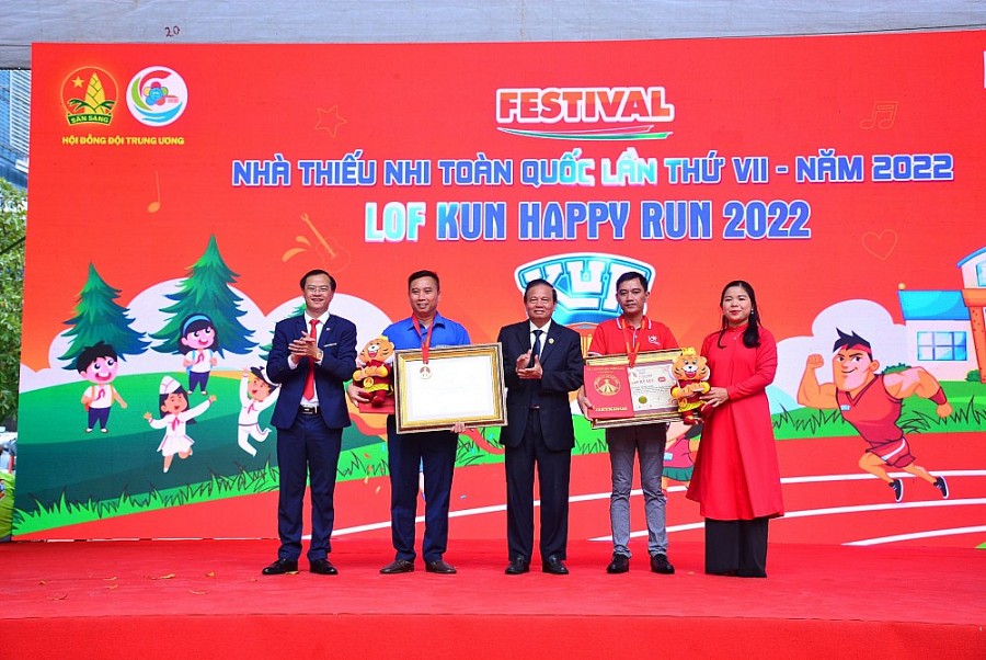 Đồng diễn flashmob “Vũ điệu yêu thương Lofkun” của 3.000 em nhỏ lập kỷ lục Việt Nam Đồng diễn flashmob “Vũ điệu yêu thương Lofkun” của 3.000 em nhỏ lập kỷ lục Việt Nam