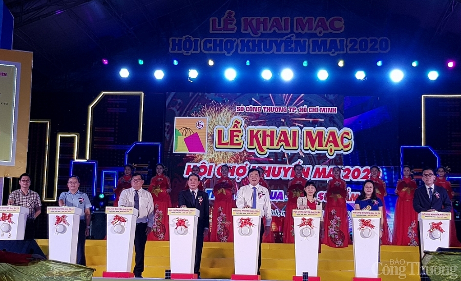 Người Sài Gòn “háo hức” mua hàng giảm giá tại Hội chợ khuyến mại 2020 nguoi-sai-gon-hao-huc-mua-hang-giam-gia-tai-hoi-cho-khuyen-mai-2020-1