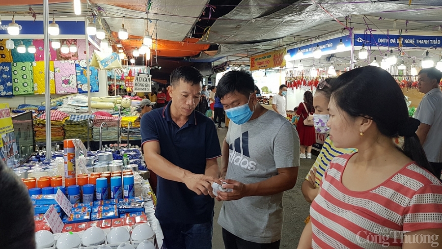 Người Sài Gòn “háo hức” mua hàng giảm giá tại Hội chợ khuyến mại 2020 nguoi-sai-gon-hao-huc-mua-hang-giam-gia-tai-hoi-cho-khuyen-mai-2020-2