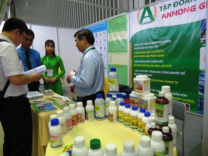 khai mac chuoi trien lam chuyen nganh cong nghiep hoa chat son phu va cong nghe in theu