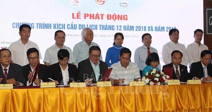 tp ho chi minh kich cau du lich bang 8 chum tour giam gia sau