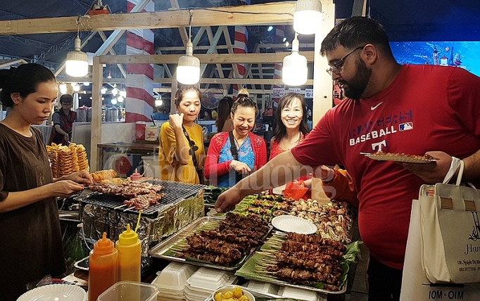 lien hoan am thuc mon ngon cac nuoc thu hut du khach quoc te trong ngay khai mac