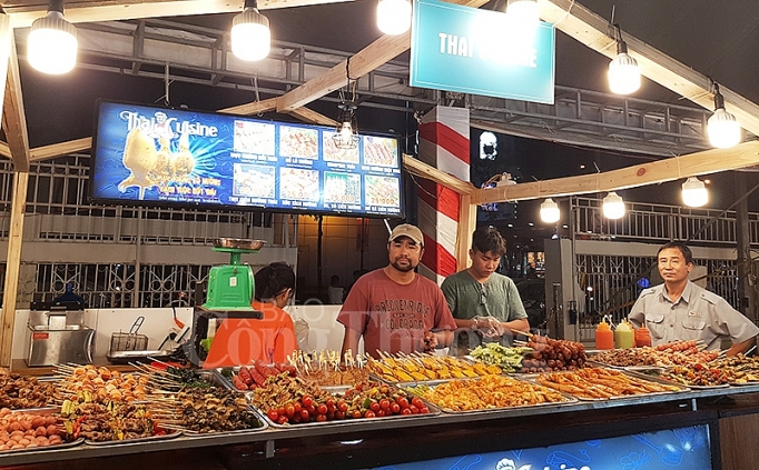 lien hoan am thuc mon ngon cac nuoc thu hut du khach quoc te trong ngay khai mac