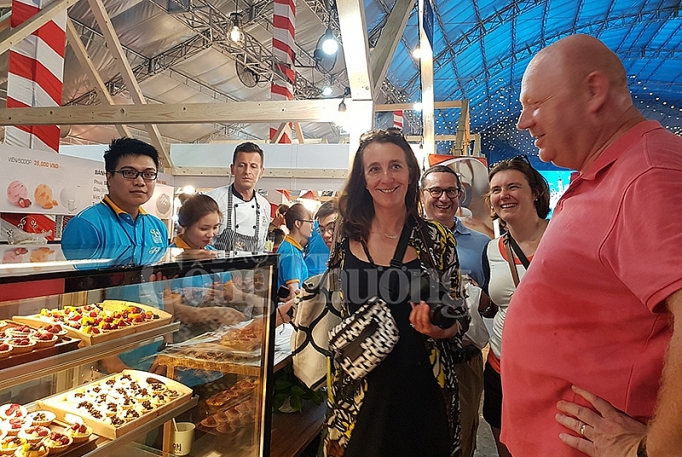 lien hoan am thuc mon ngon cac nuoc thu hut du khach quoc te trong ngay khai mac