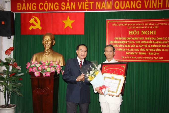 Đảng ủy Khối Doanh nghiệp thương mại Trung ương tại TP. Hồ Chí Minh: Trao tặng Huy hiệu Đảng đợt 7/11 dang uy khoi doanh nghiep thuong mai trung uong tai tp ho chi minh trao tang huy hieu dang dot 711