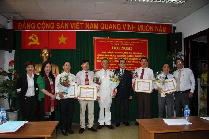 Đảng ủy Khối Doanh nghiệp thương mại Trung ương tại TP. Hồ Chí Minh: Trao tặng Huy hiệu Đảng đợt 7/11 dang uy khoi doanh nghiep thuong mai trung uong tai tp ho chi minh trao tang huy hieu dang dot 711