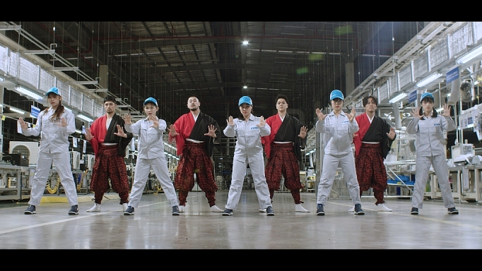 daikin gioi thieu nha may tai viet nam qua dance video dam tinh than nhat ban