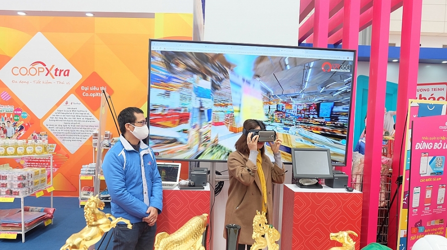 undefined 4209-yyi-biyu-tham-gia-tryi-nghiym-mo-hinh-mua-sym-yo-tyi-gian-hang-saigon-coop