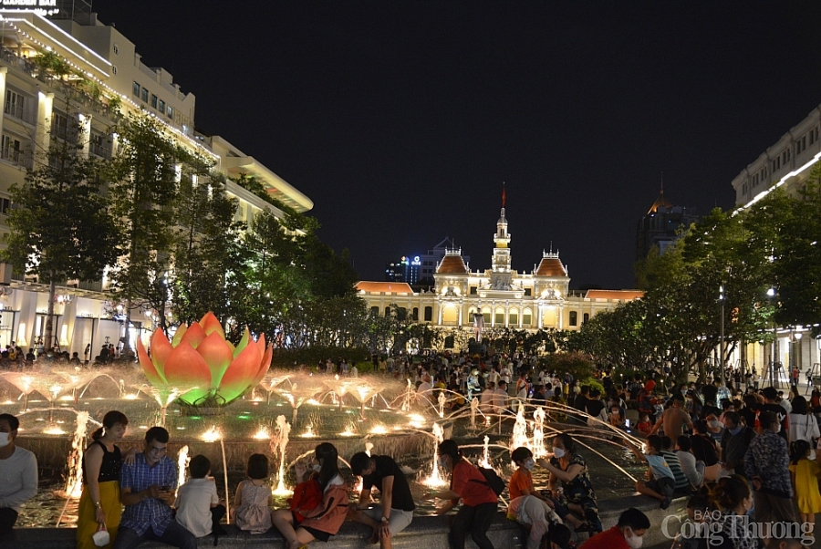 Hàng ngàn người dân TP. Hồ Chí Minh đổ về phố đi bộ Nguyễn Huệ đón năm mới 2022