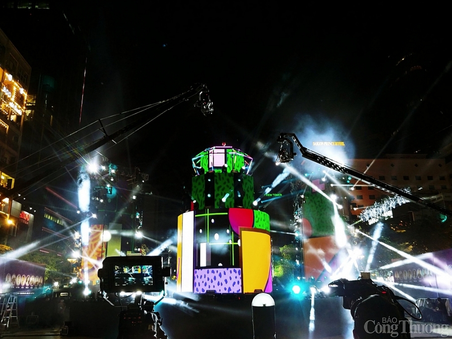 Hàng ngàn người dân TP. Hồ Chí Minh đổ về phố đi bộ Nguyễn Huệ đón năm mới 2022