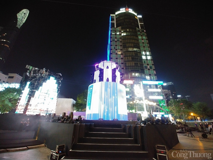 Hàng ngàn người dân TP. Hồ Chí Minh đổ về phố đi bộ Nguyễn Huệ đón năm mới 2022