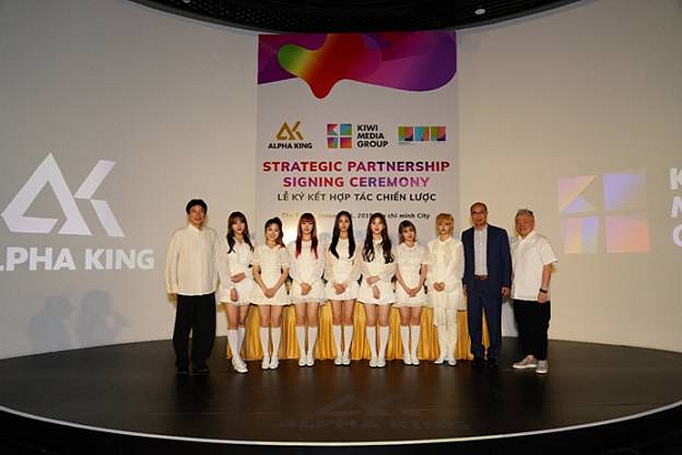 Alpha King ra mắt khu trưng bày “The Sence” và hợp tác với Kiwi Media alpha king ra mat khu trung bay the sence va hop tac voi kiwi media