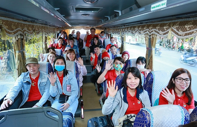 Chương trình “Về Nhà Ăn Tết” đưa 2000 người lao động xuất sắc khởi hành chuong trinh ve nha an te t dua 2000 nguoi lao dong xuat sac khoi hanh