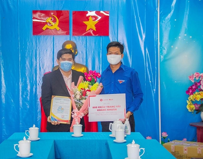 lotte mart trao tang khau trang vai khang khuan cho quan doan 7 chung tay day lui covid 19