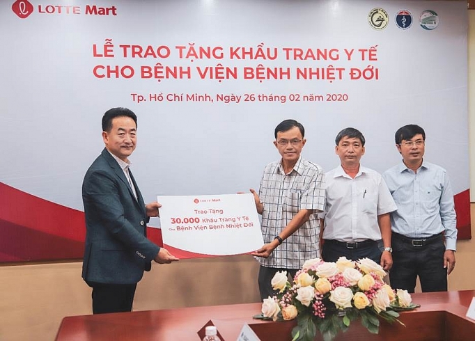 lotte mart trao tang khau trang vai khang khuan cho quan doan 7 chung tay day lui covid 19