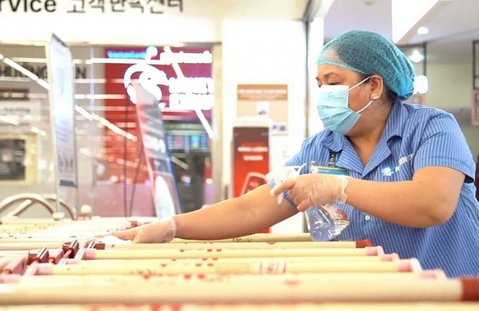 lotte mart trao tang khau trang vai khang khuan cho quan doan 7 chung tay day lui covid 19