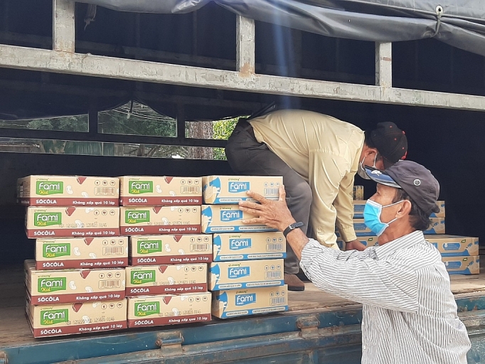 hanh trinh trao 1 trieu hop sua cua vinasoy toi cac co so cach ly tap trung