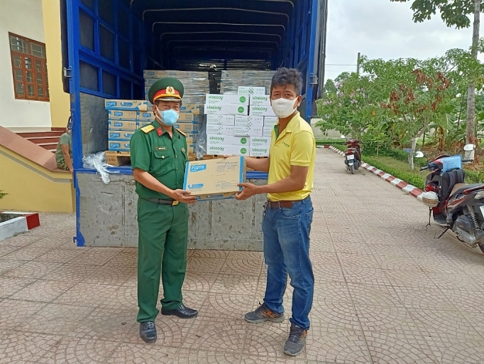 hanh trinh trao 1 trieu hop sua cua vinasoy toi cac co so cach ly tap trung